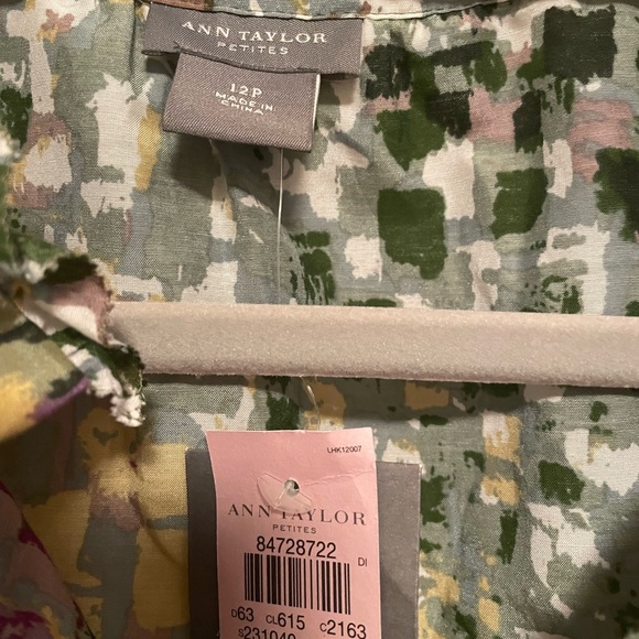 Ann Taylor sleeveless blouse top. Size 12P. Silk blend. NWT - Picture 3 of 3